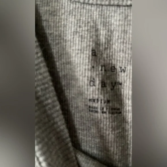 NWOT Women’s A New Day Soft Gray Stretchy Short Sleeve Top, M - Picture 3 of 3
